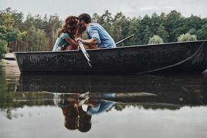 verdadera pasión. hermosa joven pareja besándose mientras rema un bote durante una cita romántica