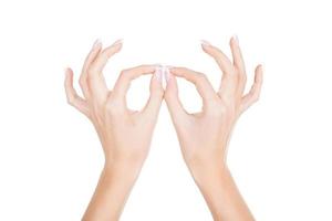 hermosas manos femeninas. primer plano de manos femeninas gesticulando mientras está aislado en fondo blanco foto