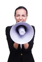 escucharla alto y claro. retrato de una joven empresaria furiosa gritando en un megáfono foto