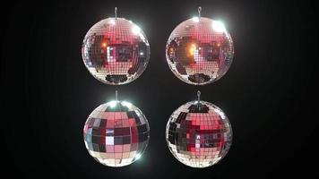 4 verschiedene glänzende Disco-Spiegelkugeln auf schwarzem Hintergrund. Retro-Party-Nachtclub-Animation 3d video
