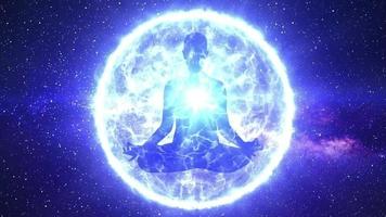 silhouette di uomo fare yoga meditazione avvolto nel un' sfera di energia o aura leggero con il cuore chakra illuminato. concetto di zen spiritualità. spirituale connessione. stellato spazio sfondo video