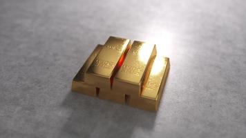 vue giratoire de cinq lingots. une pile de lingots d'or sur un fond de béton blanc. réserves d'or ou concept d'étalon-or. boucle transparente video