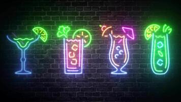 coleção de bebida de coquetel de néon tropical, no fundo da parede de tijolos. conceito de bar, boate, dança, festa, bebida, álcool, publicidade de sinal de luz. esta é uma animação 4k video