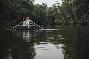disfrutando cada minuto juntos. hermosa pareja joven sonriendo mientras disfruta de una cita romántica en el lago foto