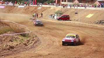 autocross em uma estrada de terra em um carro esportivo video