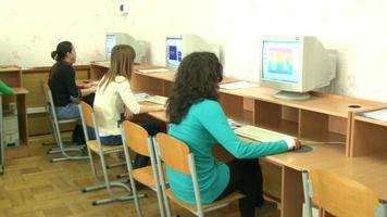los jóvenes trabajan en la computadora