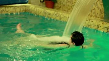 mujer en una pequeña piscina cubierta en la sauna video