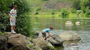 il ragazzo su il banca di il fiume video