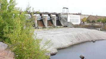 klein reservoir releases de water door de dam video