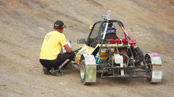 voiture buggy sur la piste avant le départ video