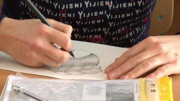 pluma de escritura a mano humana en el cuaderno video