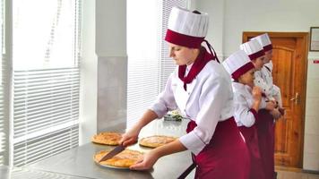 chef mes bezuinigingen gebakjes Aan de tafel video