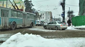 los coches van por las calles nevadas de la ciudad, la nieve cae video