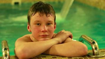 tiener in een klein binnen- zwembad in de sauna video
