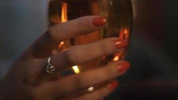 Dames wrijven haar vingers omhoog en naar beneden Aan glas. video