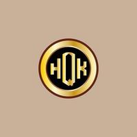 diseño creativo del logotipo de la letra hqk con círculo dorado vector