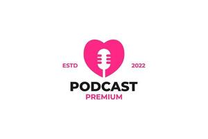 podcast de micrófono plano con ilustración de vector de diseño de logotipo de icono de amor