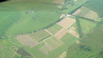 glider soars through the air, its filmed with another glider video