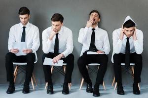 esperando su turno. collage de jóvenes empresarios con camisa y corbata expresando diferentes emociones mientras se sientan en la silla y esperan una entrevista foto