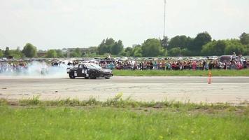 carros em uma competição de drifting video