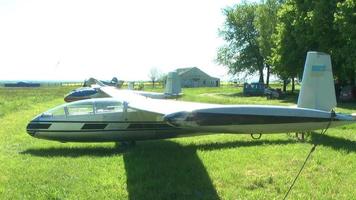 le planeur est sur l'aérodrome d'herbe en été video