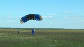 parachutist lands on the ground video