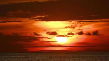 Sonnenuntergang am Meer im Zeitraffer mit Gewitterwolken über dem Ozean. Dramatischer bewölkter Himmel. das konzept der ruhe, meditation, entspannung