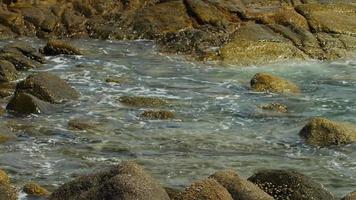 bellissimo riva del mare con grande roccia pietre video