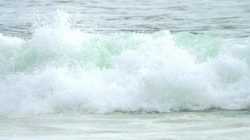 bela onda na praia, águas claras, areia branca no mar de andaman phuket tailândia. video