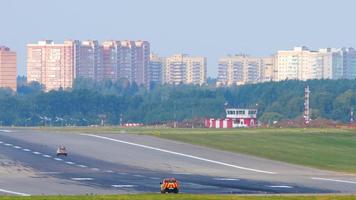 Blick auf die Landebahn des internationalen Flughafens Moskau. leerer Flughafen video