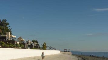 turistas caminando por el terraplén en la ciudad de sochi, timelapse video