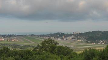 Filmaufnahmen im Zeitraffer eines Flughafens an einem Sommernachmittag. Wolken schweben wunderschön über der Stadt. Panoramablick auf die Landebahn video