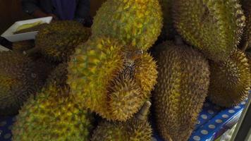 Lokaler Straßenmarkt in Thailand. exotische früchte durian video