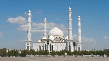 belle mosquée hazrat sultan à astana sur un ciel bleu propre. astana, kazakhstan video