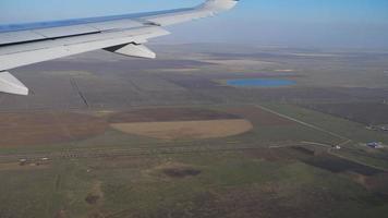 avião descendo, vista aérea, um subúrbio de nur sultão, cazaquistão. video