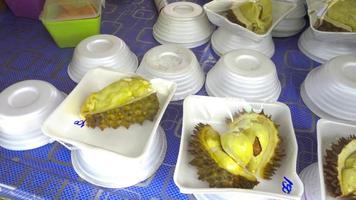 durian è un' frutta quello ha stato riferito per come il re di frutta di Sud est Asia. durian tropicale frutta confezionato nel plastica contenitori a il tailandese mercato video