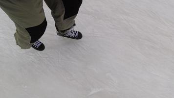 Mens ijs het schaatsen in winter. ijs het schaatsen baan. rollend Aan sneeuw ijs. Kerstmis vakantie. winter sport. verkoudheid seizoen. gezond levensstijl. video