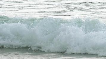 schöne welle am strand, klares wasser, weißer sand an der andamanensee phuket thailand. video