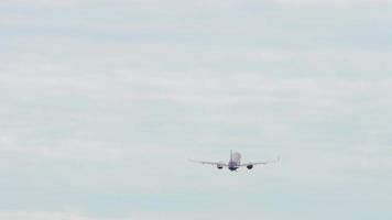 Jet-Passagierflugzeug, das am frühen Morgen am bewölkten Himmel abhebt und klettert. tourismus- und reisekonzept video