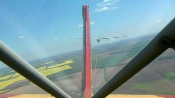 avión tirando de un planeador en el cielo video