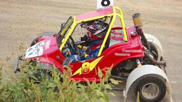 Buggyfahrer im Auto vor dem Start video