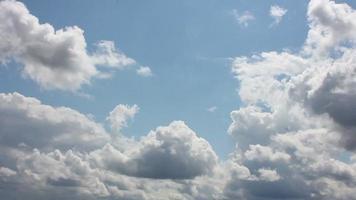 nuvens se formando em um céu azul video