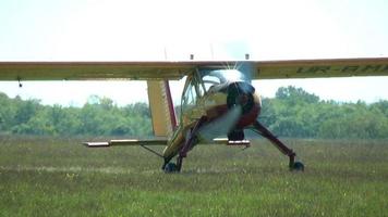 Kleines Flugzeug bewegt sich entlang des grasbewachsenen Flugplatzes video