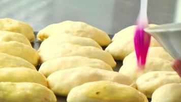 la cocinera extraña el pincel de glaseado dulce en las empanadas video