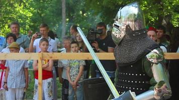 Zuschauer beobachten den Kampf der Ritter. video