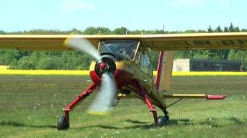 piccolo aereo si sposta lungo il erboso campo di aviazione video