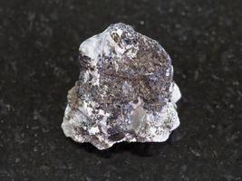 piedra de blenda de zinc esfalerita en bruto en la oscuridad foto