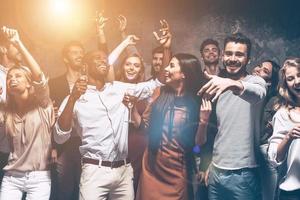 solo baile grupo de hermosos jóvenes bailando juntos y luciendo felices foto