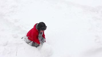 niño jugando en la nieve video