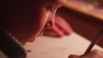 menino desenha à luz de velas. desligue a eletricidade, cataclismo global video